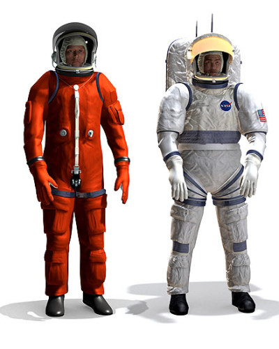 Vemos a dos maniquies con dos trajes de astronautas del futuro  uno naranja con casco con amplio visor guantes y botas grises y el otro  plateado con azul casco muy sofisticado y guantes y botas 
